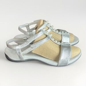 VIONIC Mikah Silver Metallic Leather + Pearl Stud Sandals Women’s 6